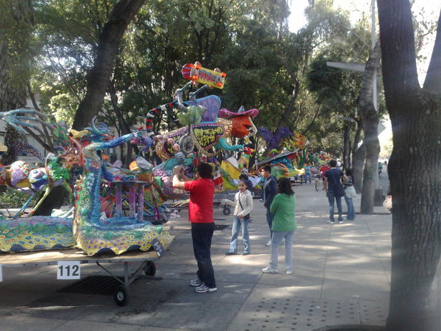 Macro-alebrijes in Reforma (2010-10-24)