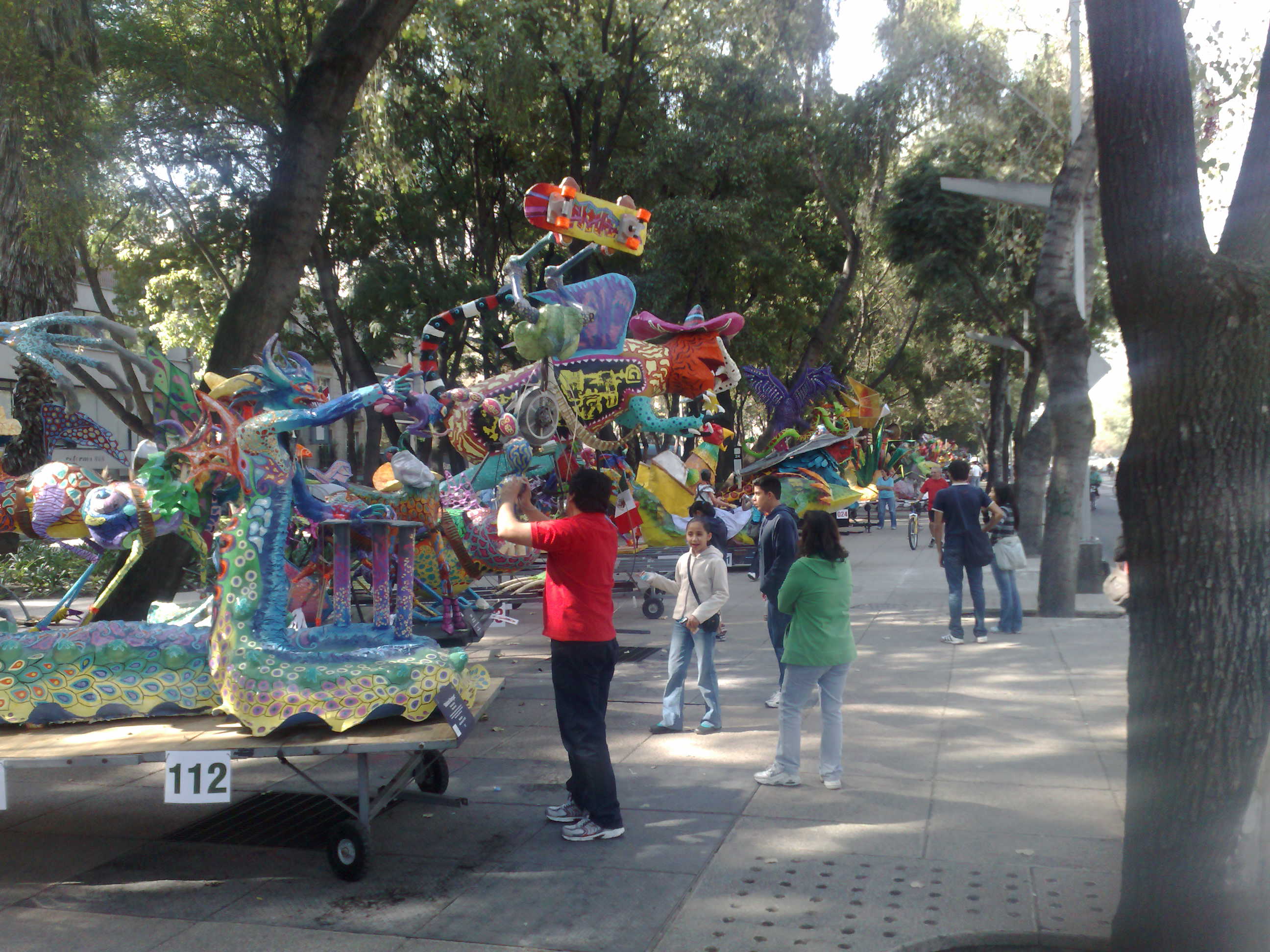 Macro-alebrijes in Reforma (2010-10-24) Macro-alebrijes in Reforma (2010-10-24)